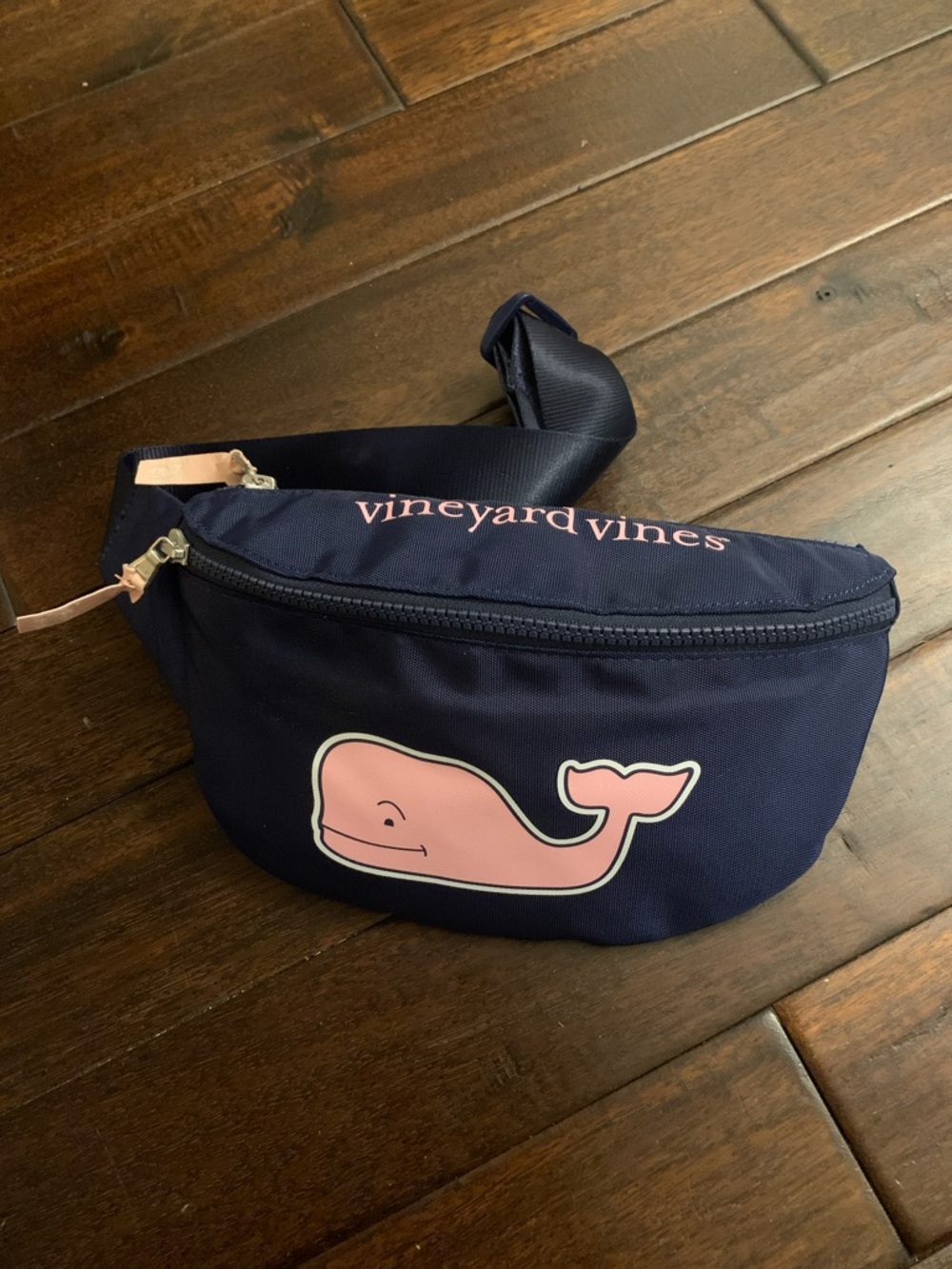Vineyard Vines women’s Navy Blue Pink Whale Belt Bag Like New!